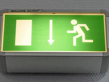 Auch das gehört zu den Brandschutzvorschriften - die Kennzeichnung des Fluchtwegs. Symbolfoto: Ronald Rinklef