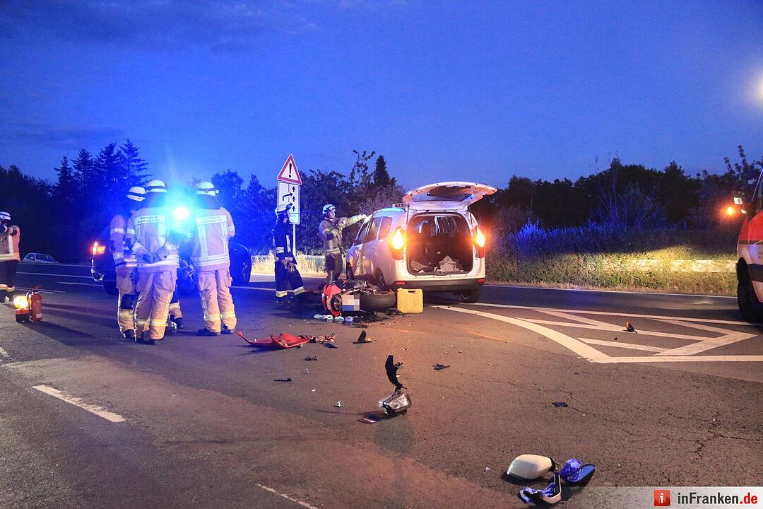 Am Montagabend krachte ein 28-jähriger Motorradfahrer bei Lichteneiche in ein Auto.