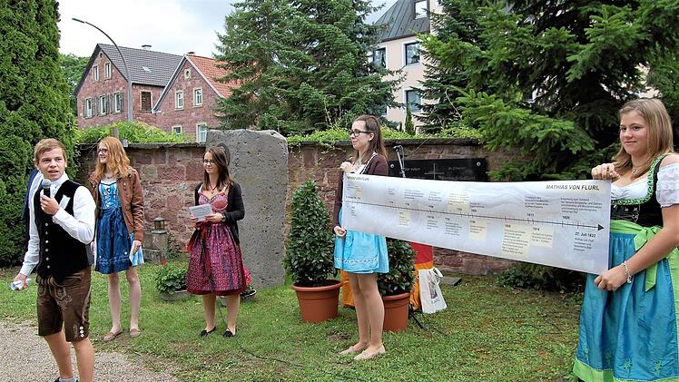 Schülerinnen und Schüler der Bankkaufleute-Klasse 11 der Straubinger Mathias-von-Flurl-Schule berichten in Spielszenen aus dem Leben Flurls. Foto: Sigismund von Dobschütz
