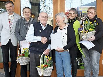 Bei den Ehrungen (von links): Bürgermeister Martin Rauscher, Rainer Zech, Joachim Hain, Vorsitzende Renate Holzheid, Sigrun Röhrich und Marlene Metschke Foto: Michael Stelzner