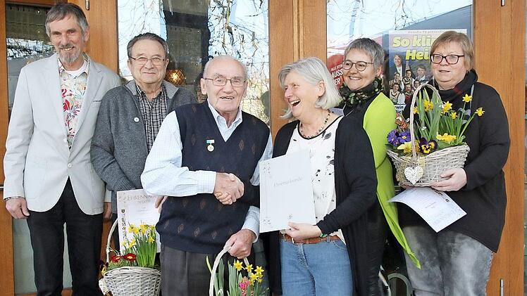 Bei den Ehrungen (von links): Bürgermeister Martin Rauscher, Rainer Zech, Joachim Hain, Vorsitzende Renate Holzheid, Sigrun Röhrich und Marlene Metschke Foto: Michael Stelzner
