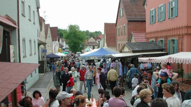 Der Ebenh&auml;user Pfingstmarkt trifft sich Jung und Alt. Stefan Geiger/Archiv