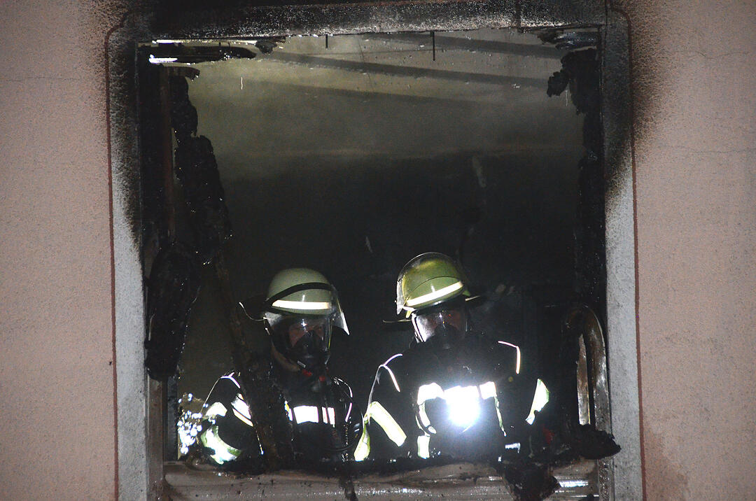 Wohnhaus brennt in Oerlenbach - Bewohner retten sich vor Flammen