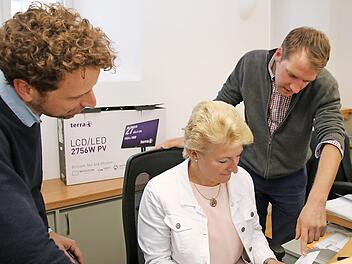 Sie arbeiten ab jetzt zusammen im Schloss (von links) Nicolas Zenzen, Petra Back und Kilian Düring.  Foto: Thomas Malz