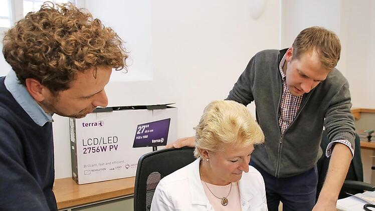 Sie arbeiten ab jetzt zusammen im Schloss (von links) Nicolas Zenzen, Petra Back und Kilian Düring.  Foto: Thomas Malz