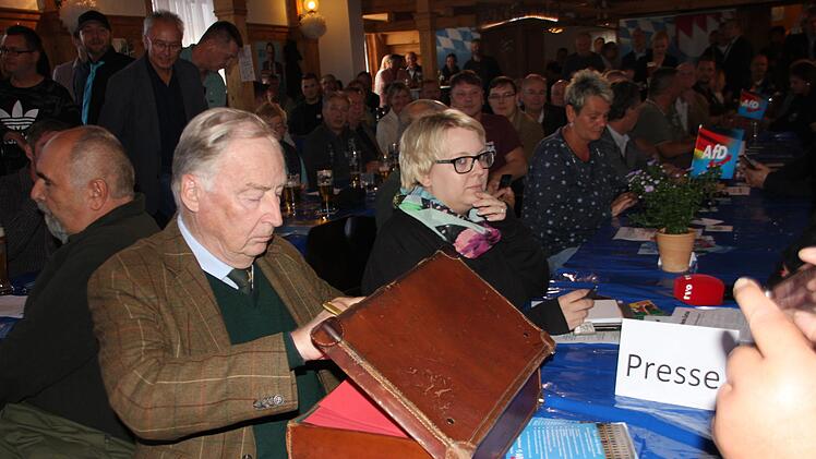 Gauland-Auftritt in Stockheim: zwischen Applaus und Protest. Foto: Veronika Schadeck