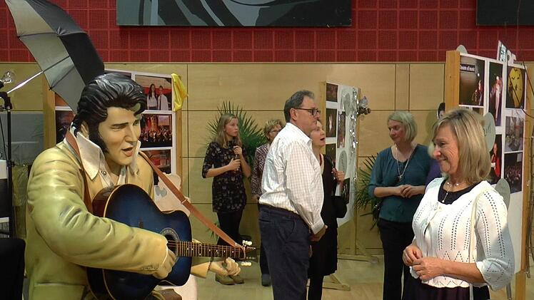 Ein lebensgroßer Elvis Presley zog die Aufmerksamkeit auf sich.