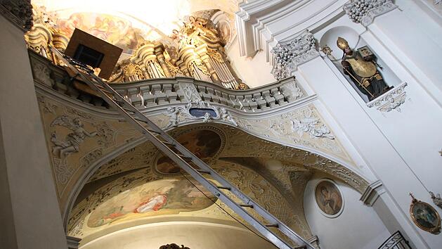 Der Lastenaufzug in der Banzer Stiftskirche zur Orgelempore hinauf gleicht einer Himmelsleiter. Damit werden die von der Marburger Firma Woehl sanierten Bauteile zurück an ihren ursprünglichen Platz befördert.Matthias Einwag