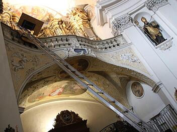 Der Lastenaufzug in der Banzer Stiftskirche zur Orgelempore hinauf gleicht einer Himmelsleiter. Damit werden die von der Marburger Firma Woehl sanierten Bauteile zurück an ihren ursprünglichen Platz befördert.Matthias Einwag