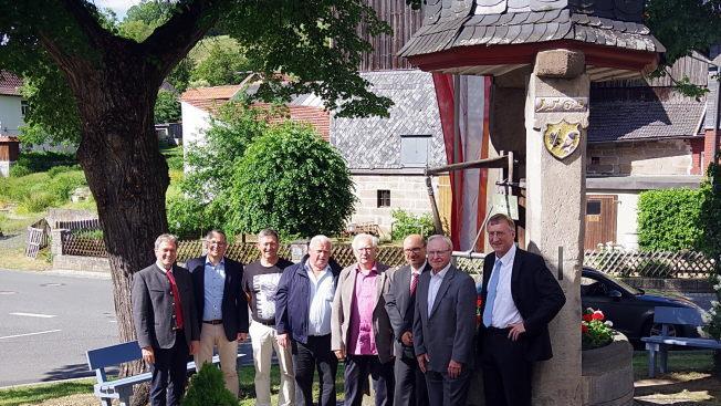 Die Ehrengäste vor dem BrunnenHeike Schülein