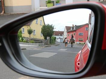 Die Brunnenstraße ist viel befahren und wird auch von Reitern benutzt. Dass  die Straßendecke sehr schadhaft ist, erkannt jeder auf den ersten Blick.  Doch auch die Abwasserleitungen sind stellenweise in einem schlechten  Zustand. Foto:  Dieter Britz