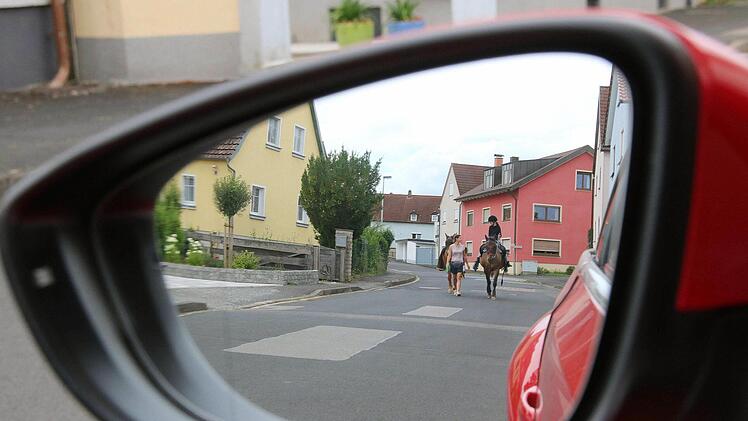 Die Brunnenstraße ist viel befahren und wird auch von Reitern benutzt. Dass  die Straßendecke sehr schadhaft ist, erkannt jeder auf den ersten Blick.  Doch auch die Abwasserleitungen sind stellenweise in einem schlechten  Zustand. Foto:  Dieter Britz