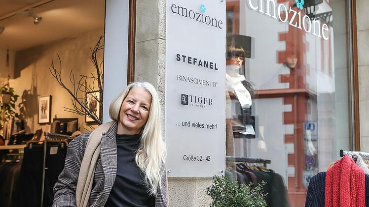 Steffi Cestone vor ihrem Modegeschäft "Emozione" in der HerrngasseBarbara Herbst