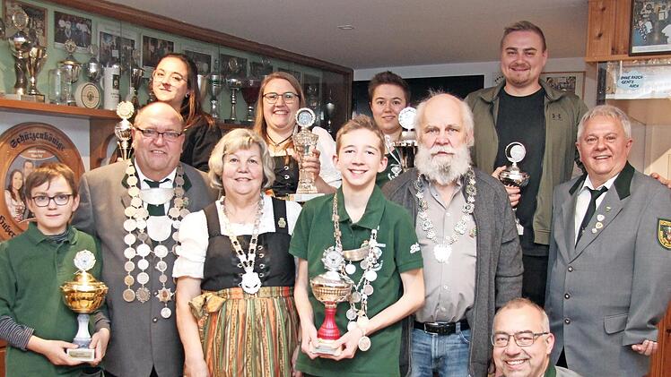 Die erfolgreichen Schützen des Schützenvereins Hubertus Großenbuch sind stolz auf ihre Preise.