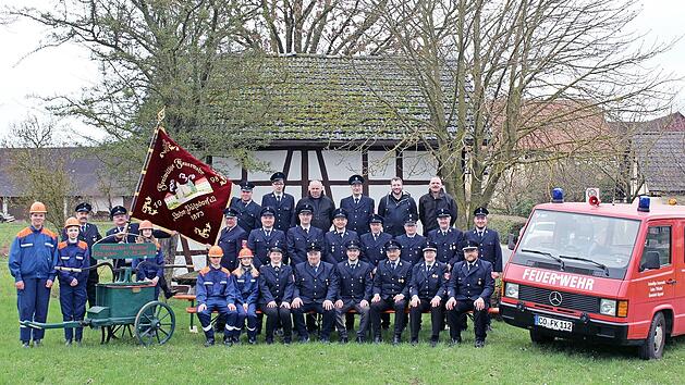 Zum Jubil&auml;um wurde auch der historische Spritzenwagen (links) herausgeputzt.