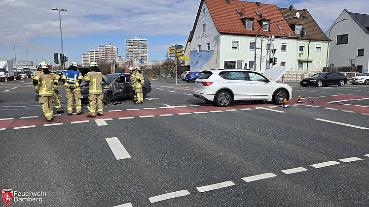 Bamberg: Frontal-Crash am Berliner Ring - "Beseitigung der Wracks"