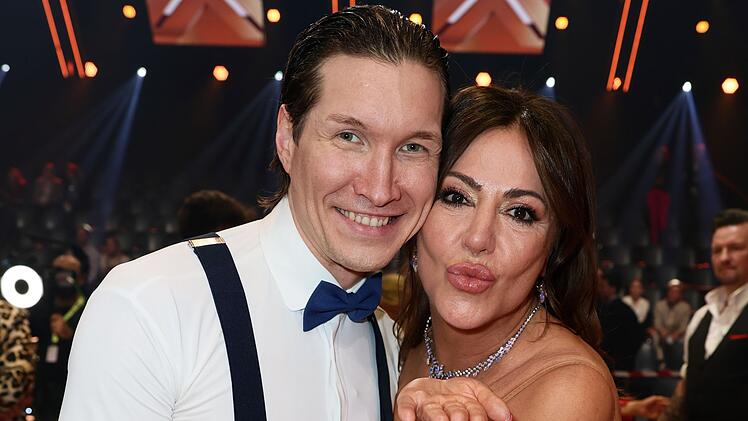 Die Fans finden: Mit seinen &Auml;u&szlig;erungen hat sich Evgeny Vinokurov - hier mit Tanzpartnerin Simone Thomalla - ins Aus geschossen.