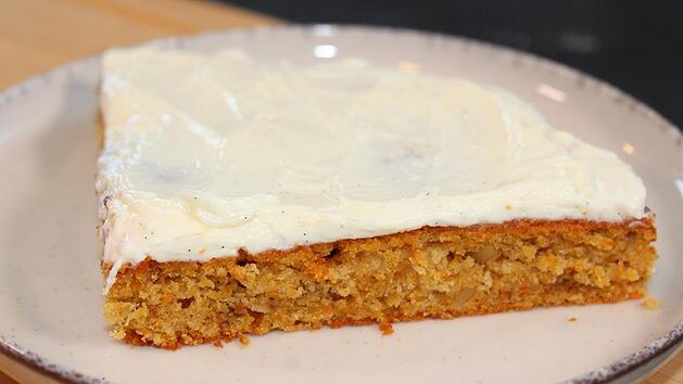 stueck-karottenkuchen-frischkaesefrosting.jpg