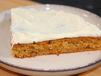 stueck-karottenkuchen-frischkaesefrosting.jpg