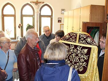 Bei der Kirchenf&uuml;hrung wurden den Teilnehmern auch die Messgew&auml;nder gezeigt.
