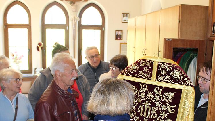 Bei der Kirchenf&uuml;hrung wurden den Teilnehmern auch die Messgew&auml;nder gezeigt.