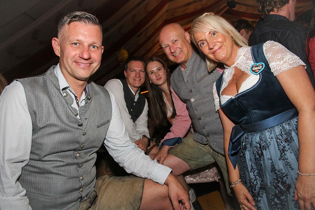 Tanzen, Feiern, Mitsingen &ndash; bayerische Partystimmung bis Mitternacht.