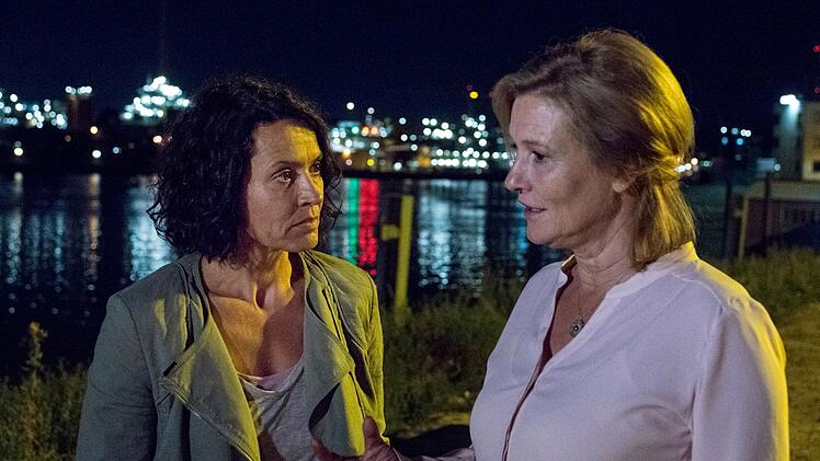 Valerie Sattler (Suzanne von Borsody, rechts) hat die eigene Karriere zugunsten der politischen Laufbahn ihres Mannes aufgegeben. Die alleinstehende Lena Odenthal (Ulrike Folkerts) kann das nicht verstehen.