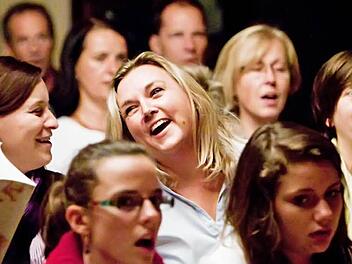 Pure Freude am Gesang: Der Chor "Unerhört" probt Carl Orffs "Carmina Burana".Fotos: Jochen Berger
