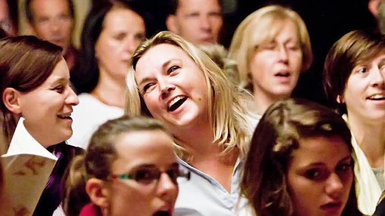 Pure Freude am Gesang: Der Chor "Unerhört" probt Carl Orffs "Carmina Burana".Fotos: Jochen Berger