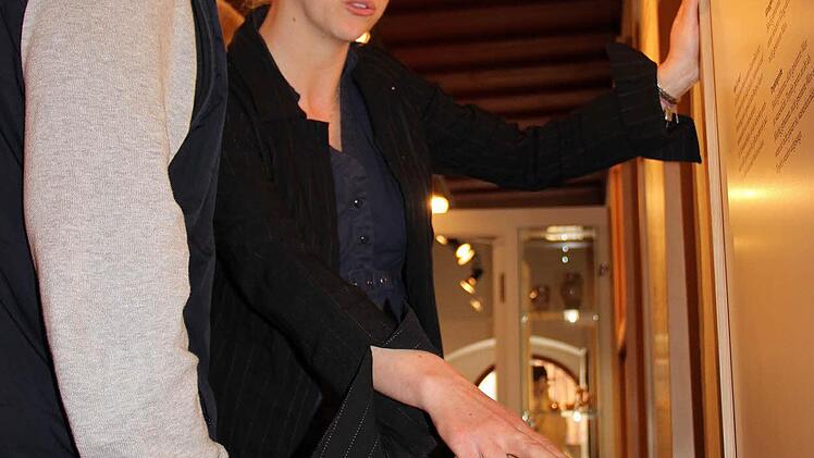 Sandra Bali führt den Besuchern einige der spannenden Details im neuen Töpfermuseum vor.