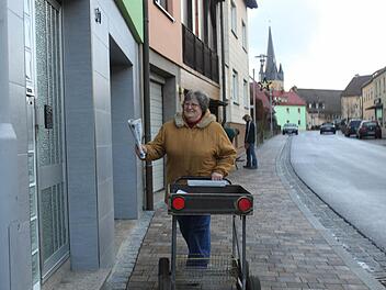 Den Zeitungswagen, oder wie Marga Uzelino es nennt ihr Geschoss, ist eine eigene Erfindung. Seitdem bringt es sie und ihre Zeitungsstapel jeden Morgen ab kurz nach zwei sicher durch Memmelsdorf. Foto: Anja Greiner