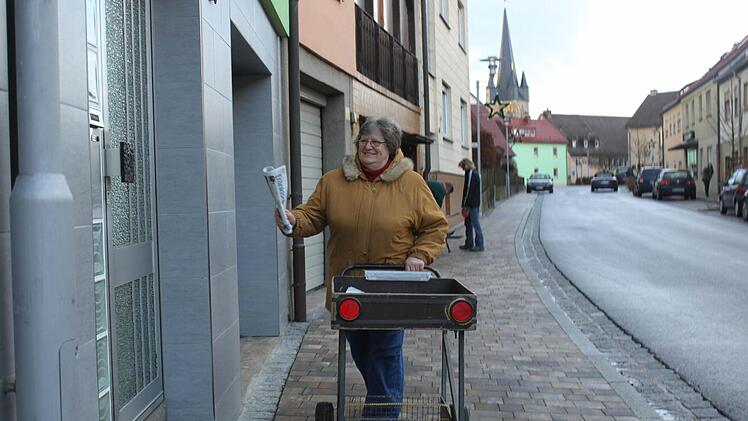 Den Zeitungswagen, oder wie Marga Uzelino es nennt ihr Geschoss, ist eine eigene Erfindung. Seitdem bringt es sie und ihre Zeitungsstapel jeden Morgen ab kurz nach zwei sicher durch Memmelsdorf. Foto: Anja Greiner