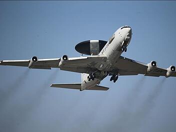 Ein Aufklärungsflugzeug vom Typ Awacs startet in Geilenkirchen (Nordrhein-Westfalen) auf dem NATO-Luftwaffenstützpunkt.