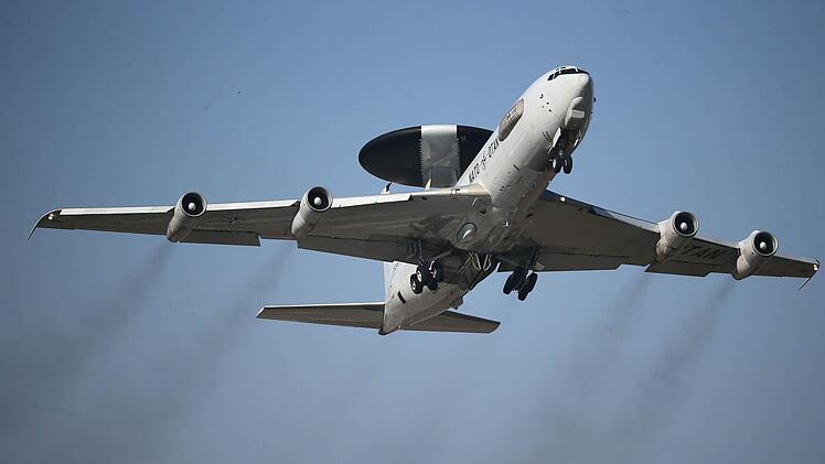 Ein Aufklärungsflugzeug vom Typ Awacs startet in Geilenkirchen (Nordrhein-Westfalen) auf dem NATO-Luftwaffenstützpunkt.