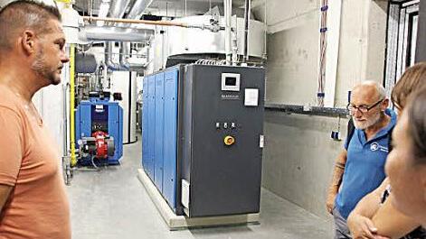 Die Energiezentrale: Im Dachgeschoss befindet sich das Blockheizkraftwerk, das auch die Realschule mit Strom und Wärme versorgt.