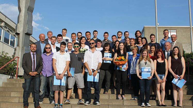 Die Besten der Junghandwerker standen bei der Freisprechungsfeier der Kreishandwerkerschaft an der Heinrich-Thein-Schule Haßfurt besonders im Mittelpunkt; rechts Landrat Wilhelm Schneider; vor ihm Hans-Georg Häfner. Foto: Reuther