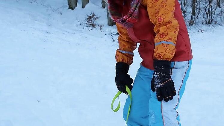 Elisabeth übt mit einem Mini-Board am Feuerberg-Hang.