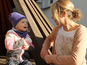 Kathrin Nitschke ist eine von drei Fachkräften für Sprach-Kitas bei der Arbeiterwohlfahrt. Sie unterhält sich mit der kleinen Anna-Lena Miller und regt sie so zum Erzählen an. Foto: Katharina Müller-Sanke