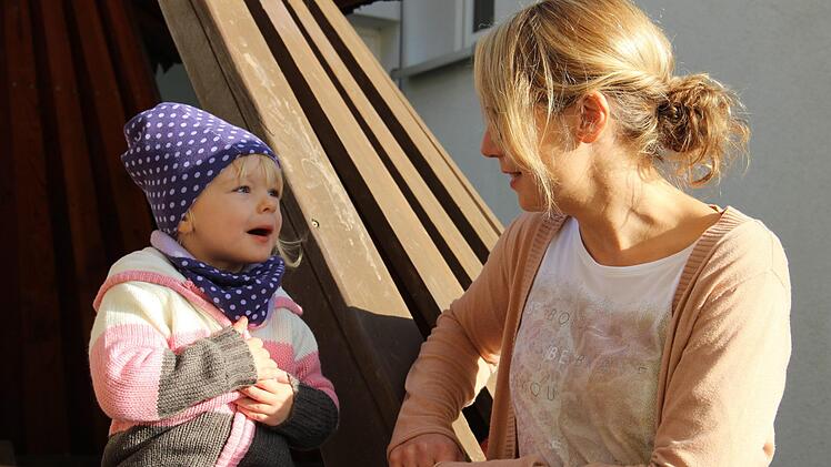 Kathrin Nitschke ist eine von drei Fachkräften für Sprach-Kitas bei der Arbeiterwohlfahrt. Sie unterhält sich mit der kleinen Anna-Lena Miller und regt sie so zum Erzählen an. Foto: Katharina Müller-Sanke