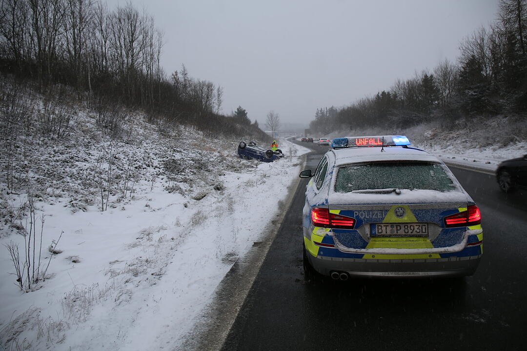 Straßen Oberfrankens werden nach starkem Schneefall zu Rutschpisten