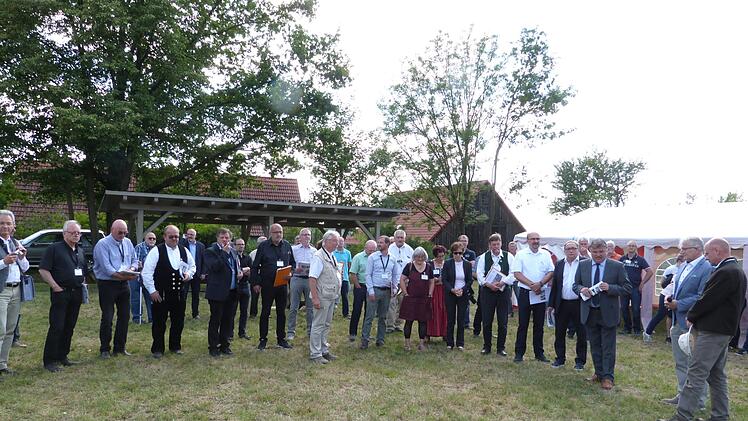 Die Begrüßung der Jury-Mitglieder durch Ministerialrat Günter Knüppel, Vorsitzender der Landesbewertungskommission, Bürgermeister Günther Hübner, Landrat Klaus Peter Söllner und stellvertretender Landrat Dieter Schaar (v. re.).