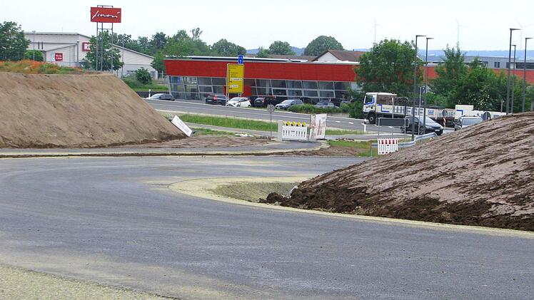 Während der Verkehr auf dem Kreisel (Hintergrund) bereits seit geraumer Zeit rollt, steht der Anschluss nach Meschenbach kurz vor der Fertigstellung. Foto: Norbert Karbach