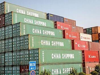 In der Corona-Krise hat die Weltwirtschaft stark gelitten. Jetzt sieht der IWF einen leichten Aufwärtstrend für 2021.  Foto: Ole Spata, dpa