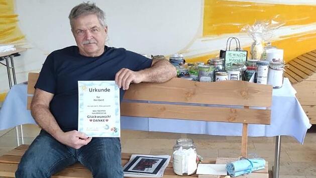 Ein Geschenk des Lehrerkollegiums f&uuml;r den scheidenden Hausmeister  - eine Ruhebank zum wohlverdienten Ruhestand. Foto: Sabine Kreil