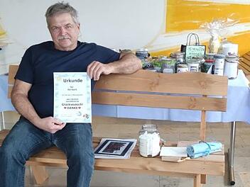 Ein Geschenk des Lehrerkollegiums für den scheidenden Hausmeister  - eine Ruhebank zum wohlverdienten Ruhestand. Foto: Sabine Kreil