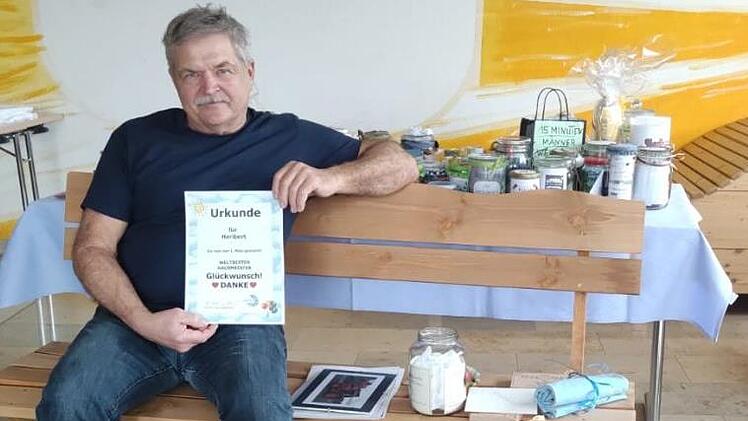 Ein Geschenk des Lehrerkollegiums für den scheidenden Hausmeister  - eine Ruhebank zum wohlverdienten Ruhestand. Foto: Sabine Kreil