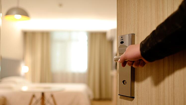 In Nürnberg brachen mehrere Personen in ein Hotelzimmer ein, um dort zu feiern.