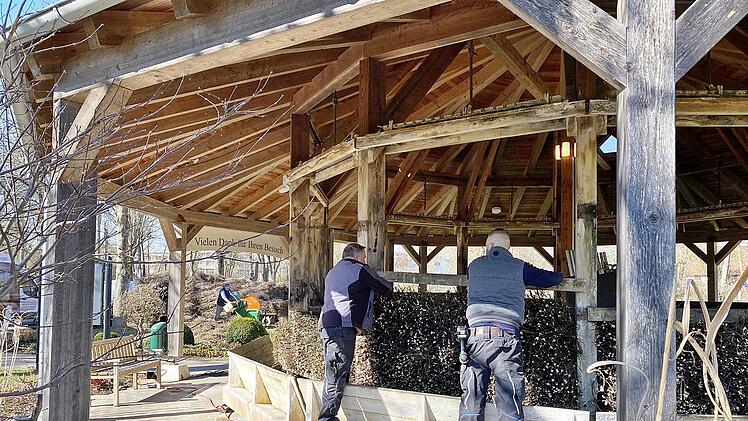 1200 Schwarzdorn-Bündel werden zur Zeit am Gradierpavillon im Kurpark von Bad Königshofen eingesetzt. Foto: Hanns Friedrich