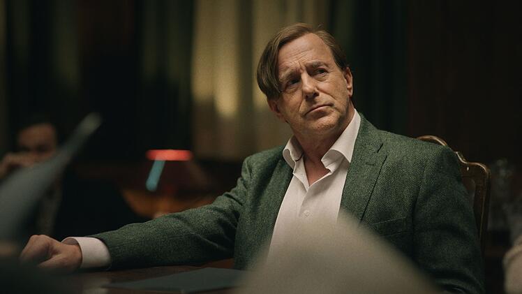 Nein, das ist keine Szene aus einem Film der "Allmen"-Reihe, auch wenn Heino Ferch genauso aussieht. In "Dahlmanns letzte Bescherung" spielt er Leander, den &auml;ltesten Sohn des Fabrikanten Alfons Dahlmann. Hat er ihn ermordet, weil er seinem Vater nicht als Chef nachfolgen sollte?