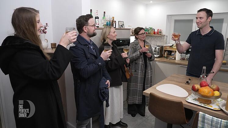 Mit einem Franciacorta will Eugenio (rechts) seine G&auml;ste (von links) Alina, Robert, Radost und Lilia in Stimmung bringen.